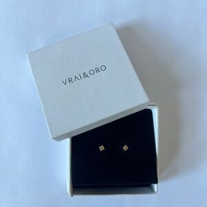 Vrai & Oro stud earrings